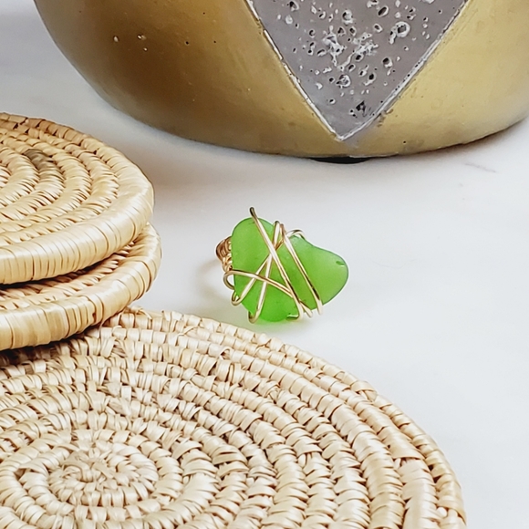 Genuine seaglass ring. Gold tone & green glass - Picture 4 of 9